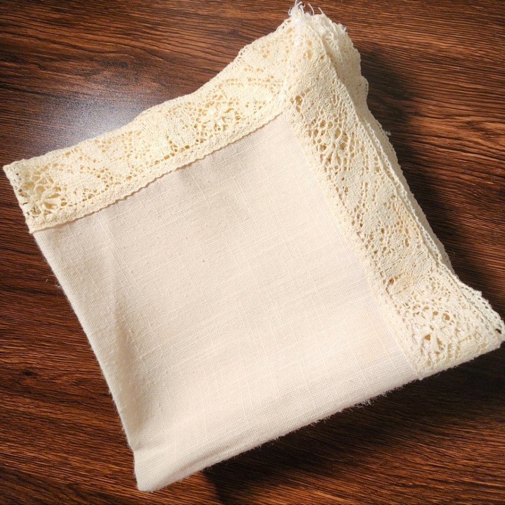 Vintage Lace Edge Off white/yellow/beige Napkins.Square 16.5in x 16.5in Set of 8